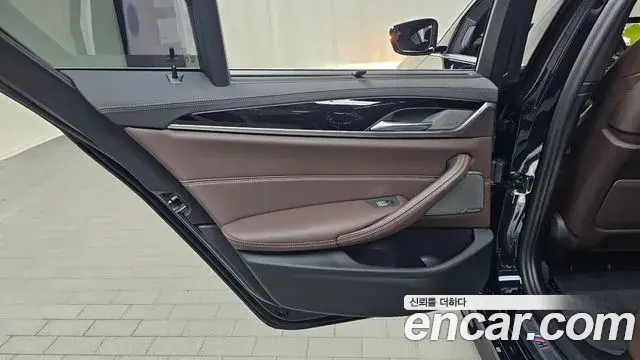 BMW 5 Series 2023 — Şəkil 16/32