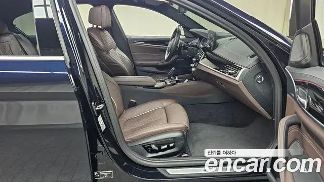 BMW 5 Series 2023 — Şəkil 31/32