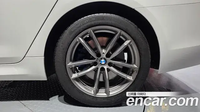 BMW 5 Series 2018 — Photo 15/32