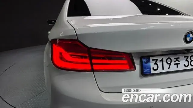 BMW 5 Series 2018 — Photo 21/32