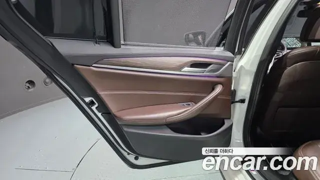 BMW 5 Series 2018 — Photo 30/32