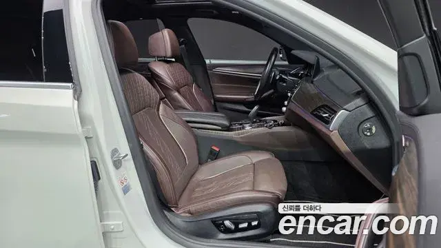BMW 5 Series 2018 — Photo 13/32