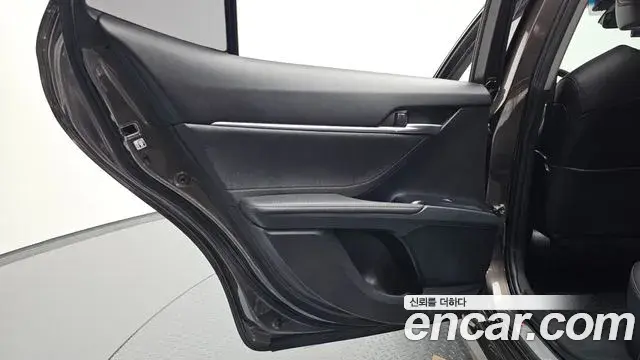 Toyota Camry 2018 — ფოტო 3/35