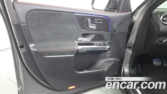 Mercedes-Benz GLB-Class 2021 — Photo 25/31