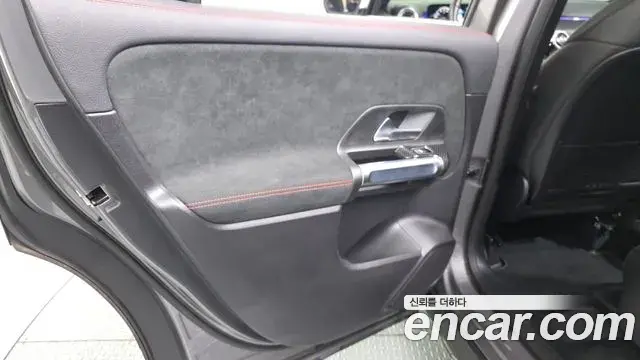 Mercedes-Benz GLB-Class 2021 — Photo 21/31