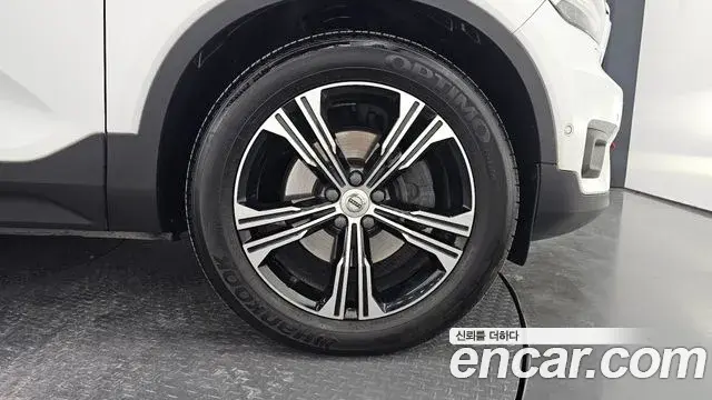 Volvo XC40 2020 — Şəkil 20/30