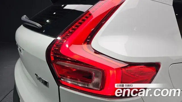 Volvo XC40 2020 — Şəkil 17/30
