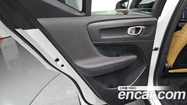 Volvo XC40 2020 — Şəkil 24/30