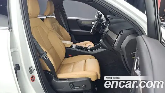 Volvo XC40 2020 — Şəkil 29/30