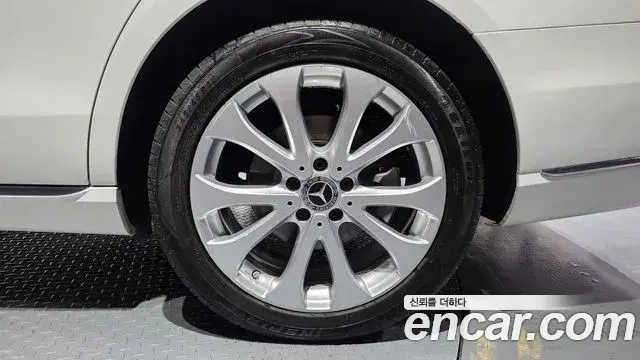 Mercedes-Benz E-Class 2019 — ფოტო 17/30