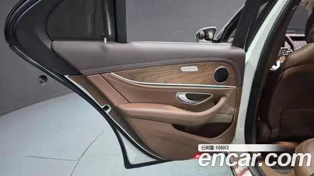 Mercedes-Benz E-Class 2019 — ფოტო 11/30