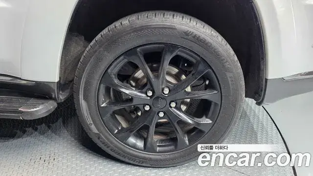 Jeep Grand Cherokee 2020 — Şəkil 11/38