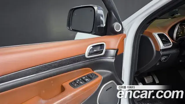 Jeep Grand Cherokee 2020 — Şəkil 31/38