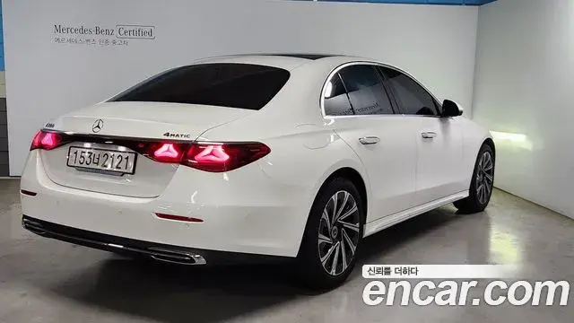 Mercedes-Benz E-Class 2024 — ფოტო 19/20