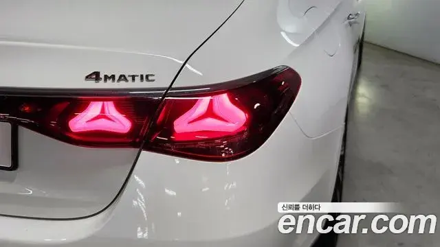 Mercedes-Benz E-Class 2024 — ფოტო 16/20