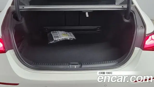 Mercedes-Benz E-Class 2024 — ფოტო 18/20