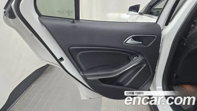 Mercedes-Benz GLA-Class 2018 — Photo 9/33