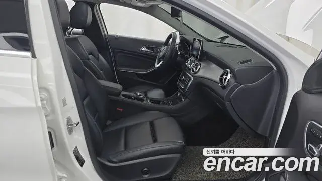 Mercedes-Benz GLA-Class 2018 — Photo 12/33