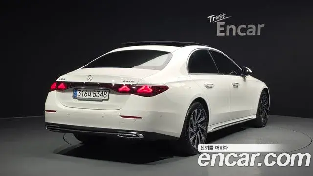 Mercedes-Benz E-Class 2024 — Photo 12/30