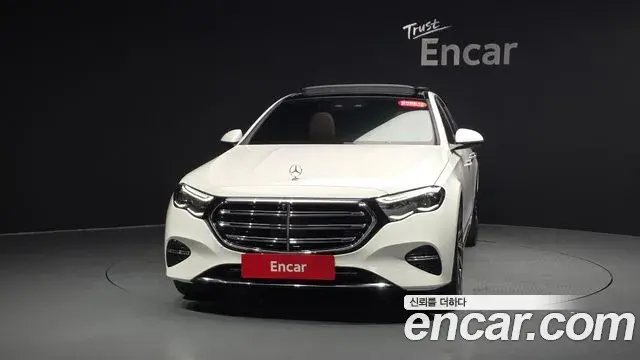 Mercedes-Benz E-Class 2024 — Photo 4/30