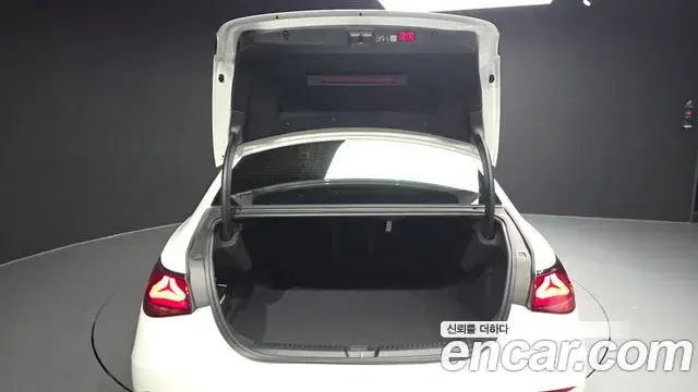 Mercedes-Benz E-Class 2024 — Photo 11/30