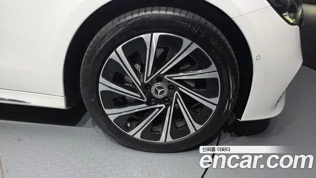 Mercedes-Benz E-Class 2024 — Photo 18/30