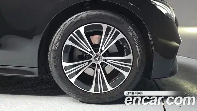 Mercedes-Benz E-Class 2025 — ფოტო 21/35
