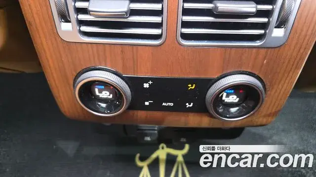 Land Rover Range Rover 2018 — ფოტო 1/35