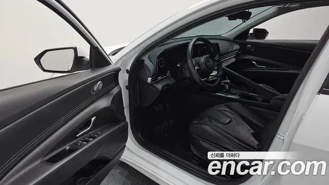 Hyundai The New Avante Hybrid 2022 — Photo 17/31