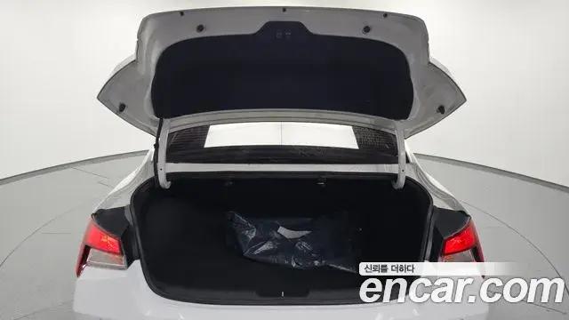 Hyundai The New Avante Hybrid 2022 — Photo 14/31