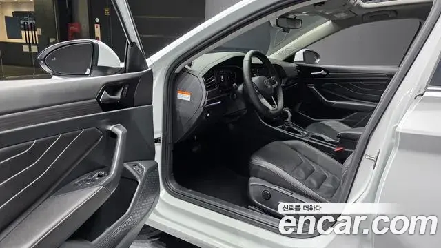 Volkswagen Jetta 2023 — Photo 10/20