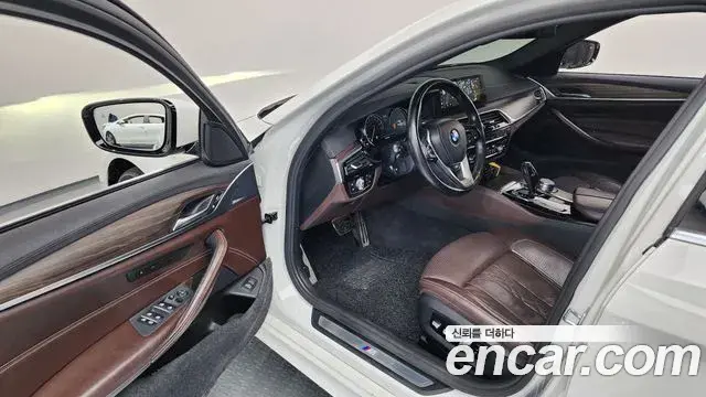 BMW 5 Series 2018 — ფოტო 12/20