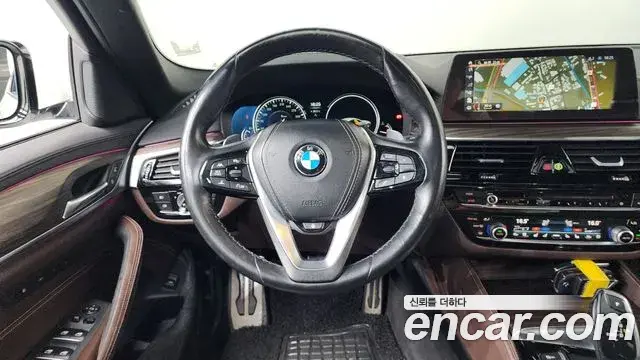 BMW 5 Series 2018 — ფოტო 13/20