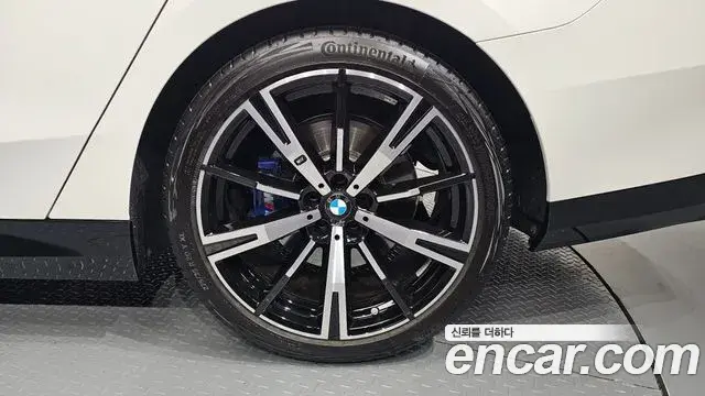 BMW 5 Series 2024 — ფოტო 7/35