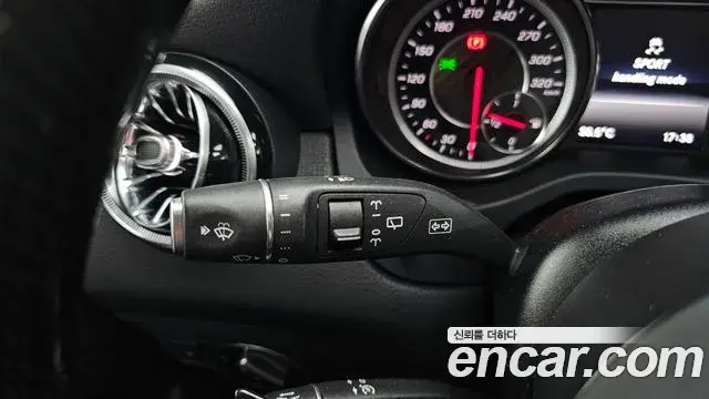Mercedes-Benz GLA-Class 2019 — Photo 13/32