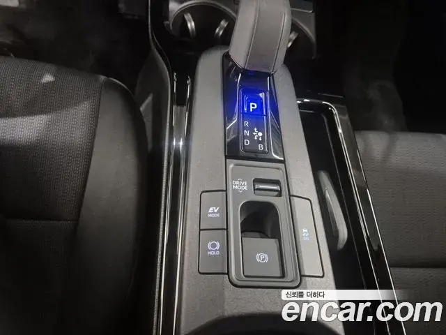 Toyota Prius 2024 — Фото 8/18