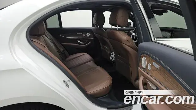 Mercedes-Benz E-Class 2023 — Фото 12/20