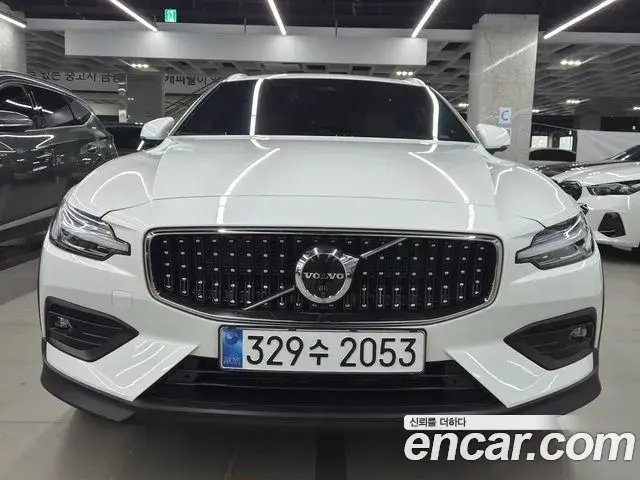 Volvo V60 Cross Country 2023 — ფოტო 1/20