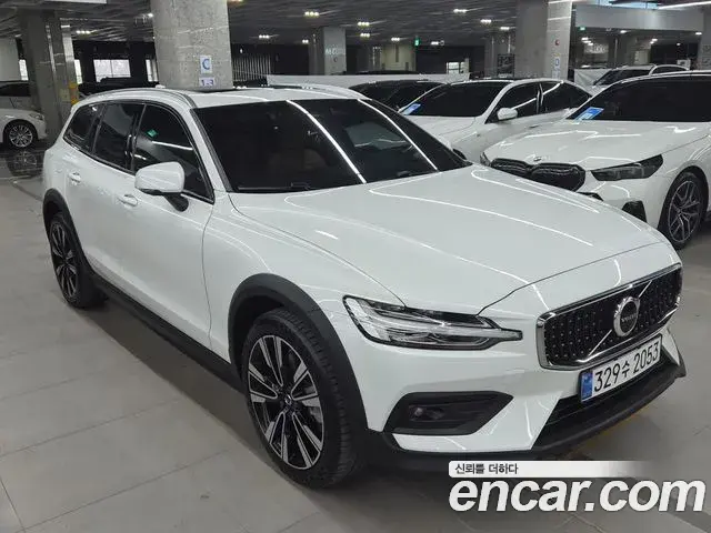 Volvo V60 Cross Country 2023 — ფოტო 16/20