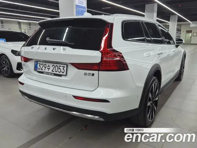 Volvo V60 Cross Country 2023 — ფოტო 19/20
