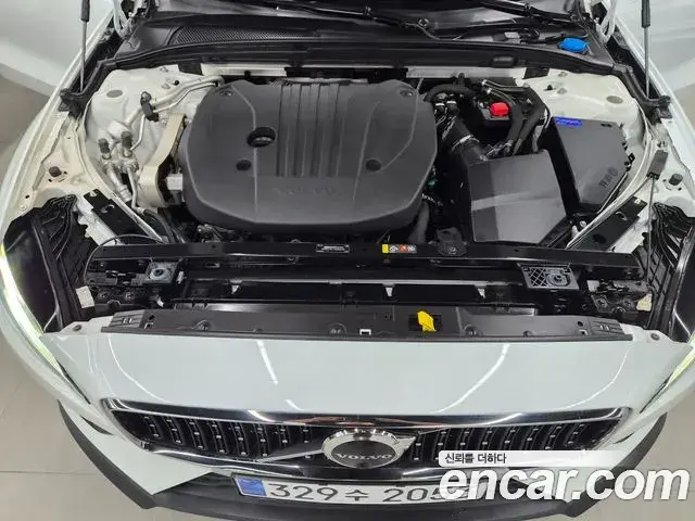 Volvo V60 Cross Country 2023 — ფოტო 18/20