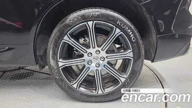 Volvo XC60 2018 — Şəkil 28/34