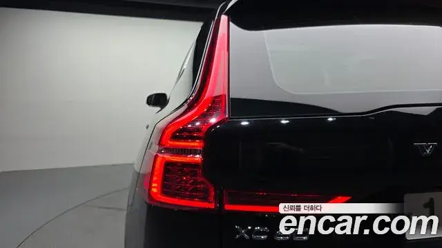 Volvo XC60 2018 — Şəkil 10/34