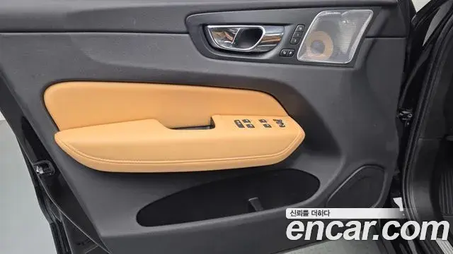 Volvo XC60 2018 — Şəkil 12/34