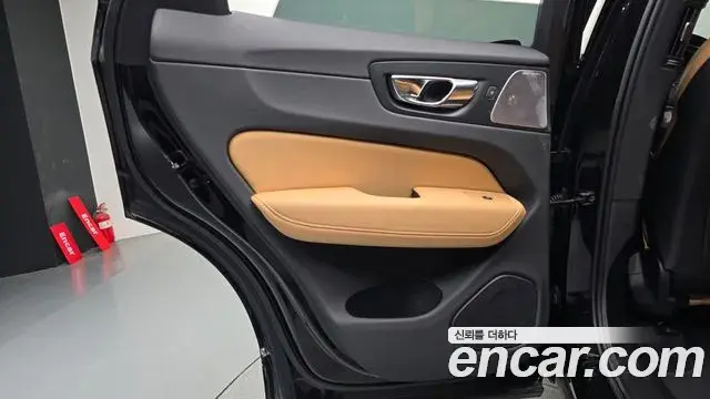 Volvo XC60 2018 — Şəkil 14/34