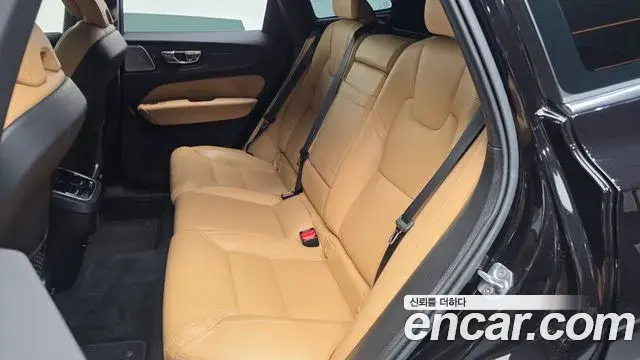 Volvo XC60 2018 — Şəkil 29/34