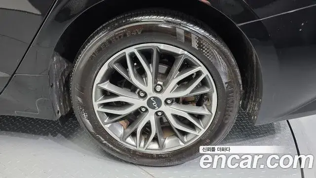 Kia K5 2023 — ფოტო 23/31
