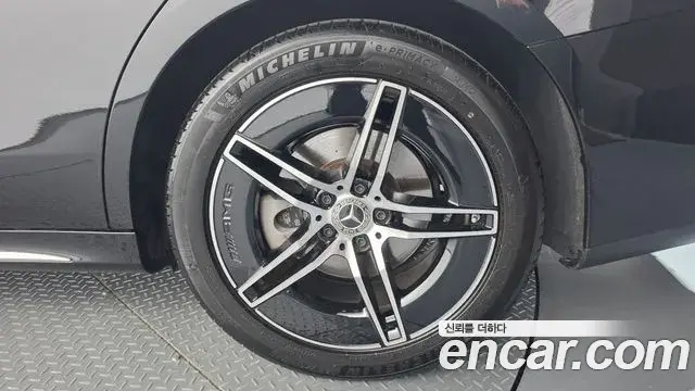 Mercedes-Benz E-Class 2024 — ფოტო 23/33