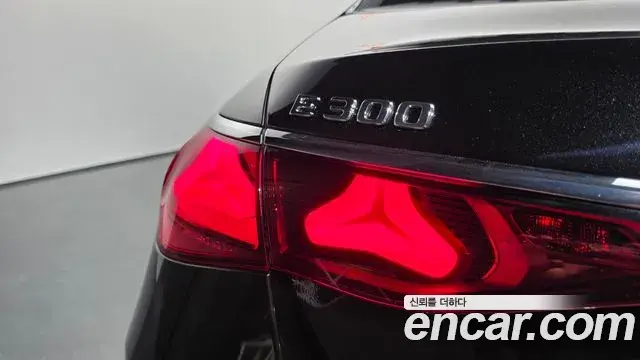 Mercedes-Benz E-Class 2024 — ფოტო 22/33