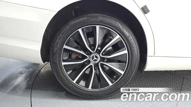 Mercedes-Benz C-Class 2019 — Photo 17/30